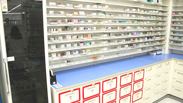 調剤薬局ツルハドラッグ発寒13条店の薬棚