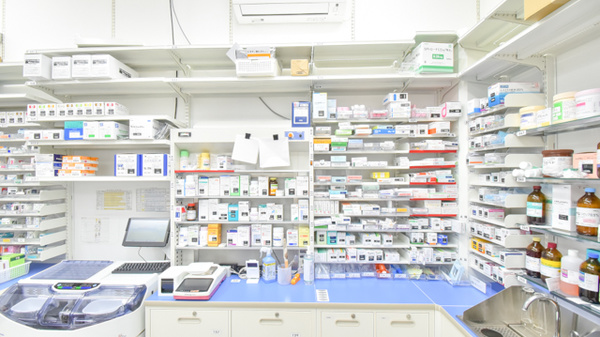 調剤薬局ツルハドラッグ郡山安積店の薬棚