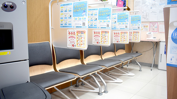 調剤薬局ツルハドラッグ秋田川尻店の待合スペース