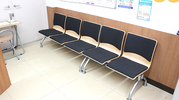 調剤薬局ツルハドラッグ双葉響が丘店の待合スペース