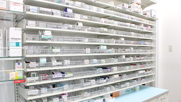 調剤薬局ツルハドラッグ双葉響が丘店の薬棚