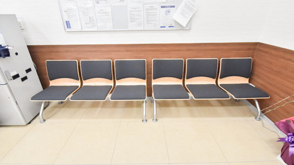 調剤薬局ツルハドラッグ旭川緑が丘店の待合スペース