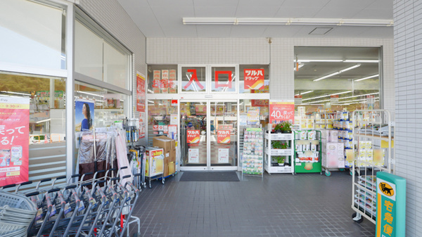 調剤薬局ツルハドラッグ大津石山店の入口