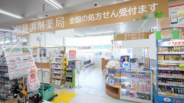 調剤薬局ツルハドラッグ大津石山店の入口