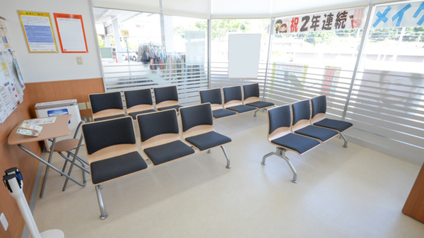 調剤薬局ツルハドラッグ大津石山店の待合スペース