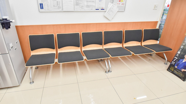 調剤薬局ツルハドラッグ旭川末広北店の待合スペース