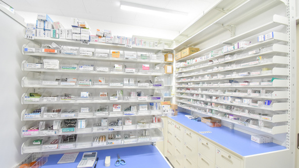 調剤薬局ツルハドラッグ旭川末広北店の薬棚