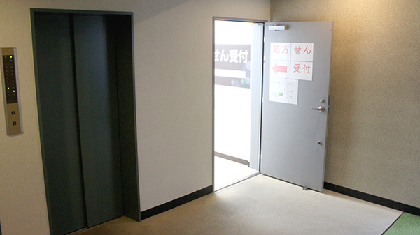 薬局くすりの福太郎白山店の入口