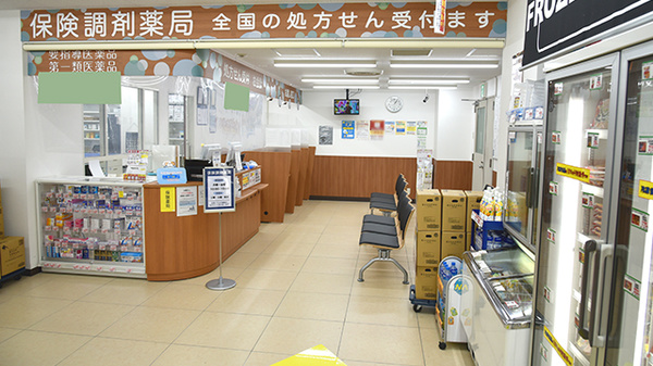 薬局くすりの福太郎高田馬場駅西口店の入口