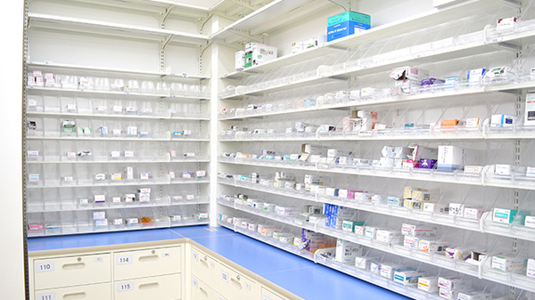 薬局くすりの福太郎東松戸店の薬棚