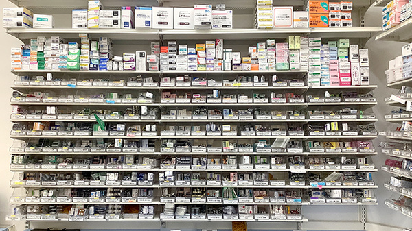 ウォンツ八丁堀電停前薬局の薬棚