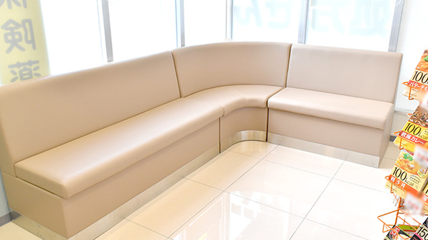 ウォンツ緑井薬局の待合スペース