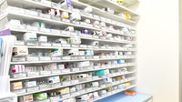 ウォンツ緑井薬局の薬棚