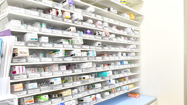 ウォンツ緑井薬局の薬棚