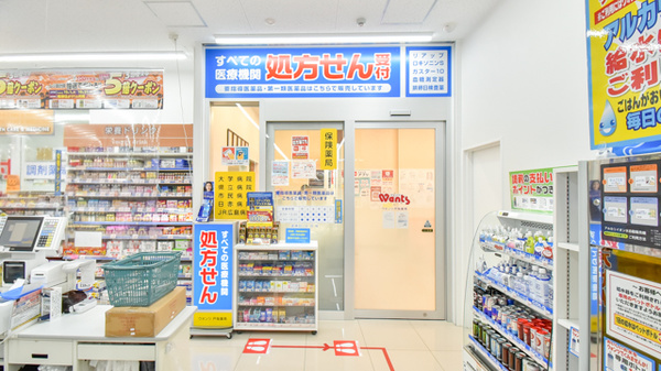 ウォンツ戸坂薬局の入口