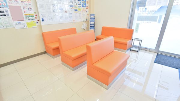 ウォンツ戸坂薬局の待合スペース