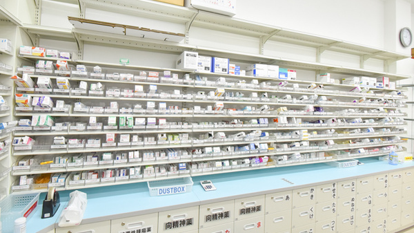 ウォンツ戸坂薬局の薬棚