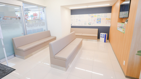 ウォンツ中須薬局の待合スペース