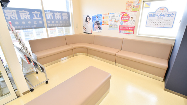ウェルネス薬局大東店の待合スペース