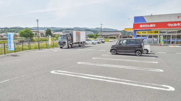 ウェルネス薬局大東店の駐車場