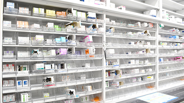 レデイ薬局今里店の薬棚