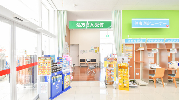 レデイ薬局藤原店の入口