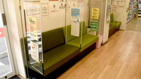調剤薬局ツルハドラッグ師勝店の待合スペース