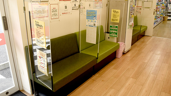 調剤薬局ツルハドラッグ師勝店の待合スペース