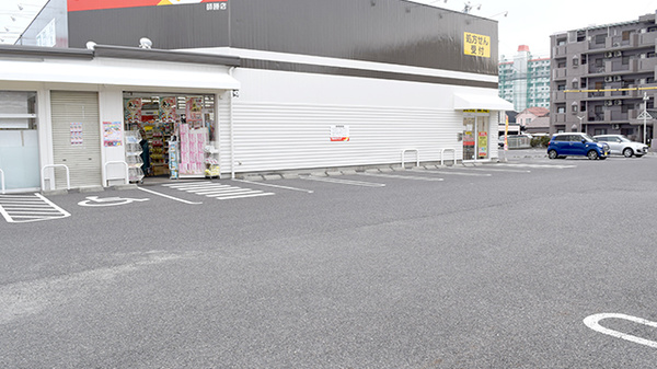 調剤薬局ツルハドラッグ師勝店の駐車場