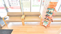 ツルハ薬局東野店の待合スペース