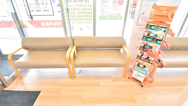 ツルハ薬局東野店の待合スペース