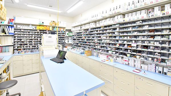 ツルハ薬局東野店の調剤室