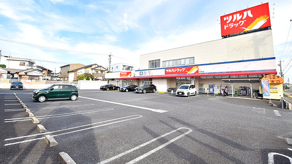ツルハ薬局東野店の駐車場