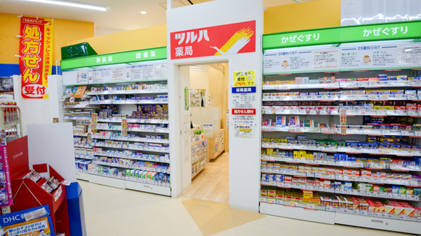 調剤薬局ツルハドラッグ勝川駅店の入口
