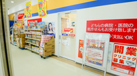 調剤薬局ツルハドラッグ勝川駅店の入口