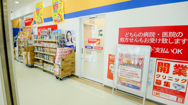 調剤薬局ツルハドラッグ勝川駅店の入口