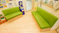 調剤薬局ツルハドラッグ勝川駅店の待合スペース