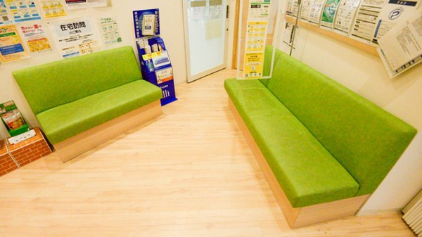 調剤薬局ツルハドラッグ勝川駅店の待合スペース