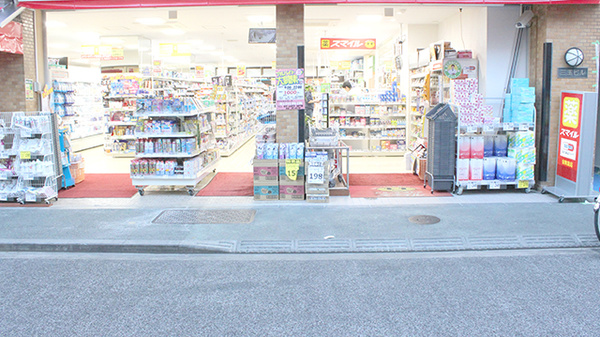 ドラッグセイムス石川台薬局の入口