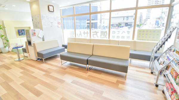 ウォンツ薬局庚午中店の待合スペース