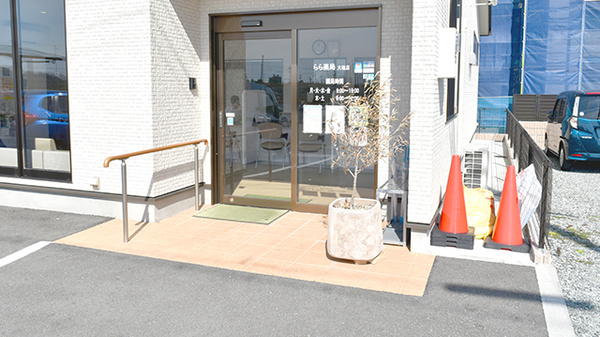 らら薬局大塩店の入口
