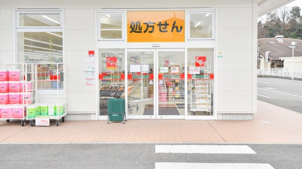 スギ薬局　富雄三松店の入口