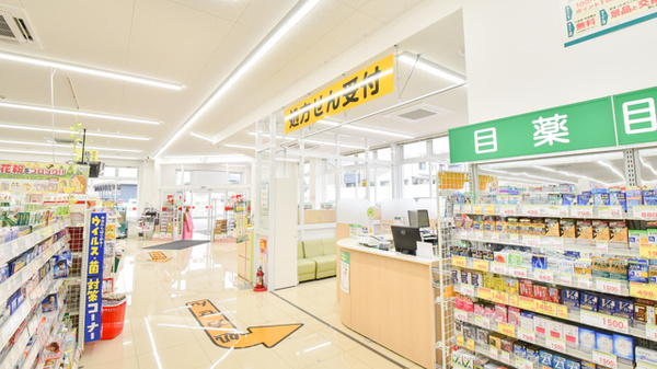 スギ薬局　富雄三松店の入口