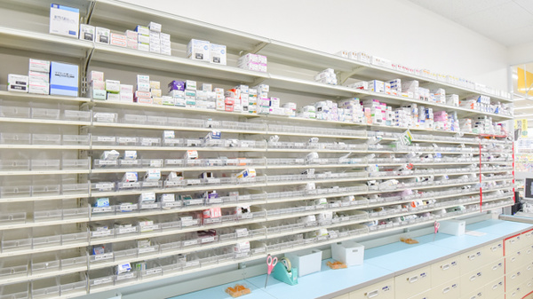 スギ薬局　富雄三松店の薬棚