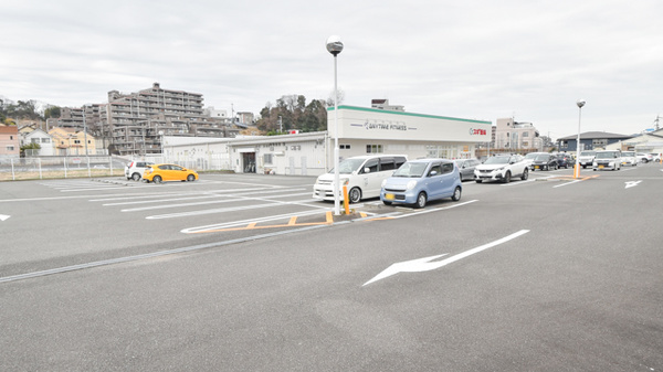 スギ薬局　富雄三松店の駐車場