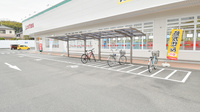 スギ薬局　富雄三松店の駐輪場