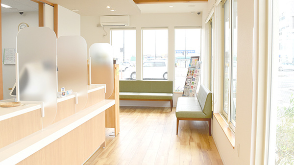 ゆずりは薬局青江店の待合スペース