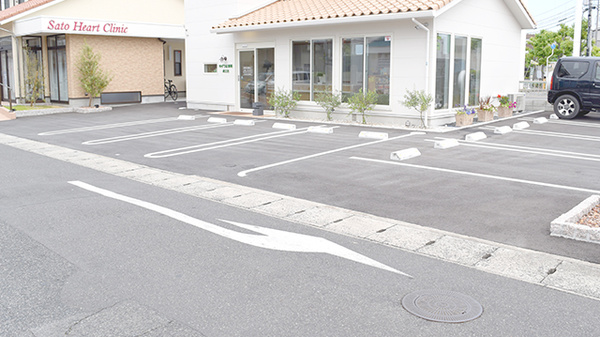 ゆずりは薬局青江店の駐車場