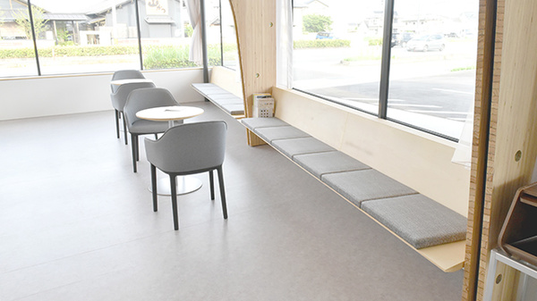 スマイル調剤薬局藍住店の待合スペース