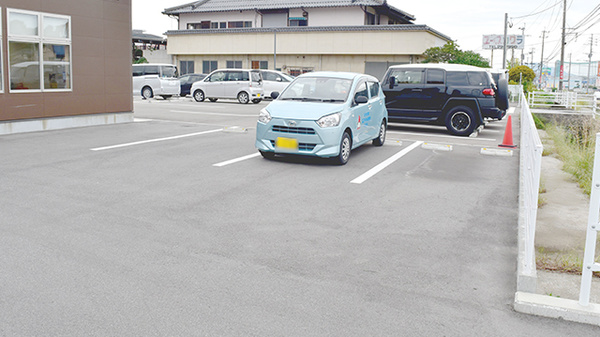 スマイル薬局花瀬店の駐車場